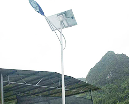 广西百色一批太阳能路灯用的是多晶硅太阳能板，火炬头灯具，海螺臂支架，蓄电池是安装在太阳能板后面